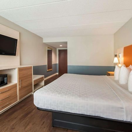 Baymont By Wyndham Westampton Hotel Exterior photo