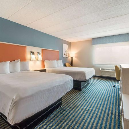 Baymont By Wyndham Westampton Hotel Exterior photo