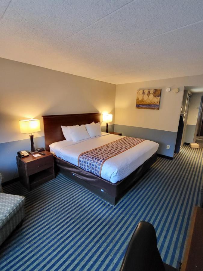 Baymont By Wyndham Westampton Hotel Exterior photo