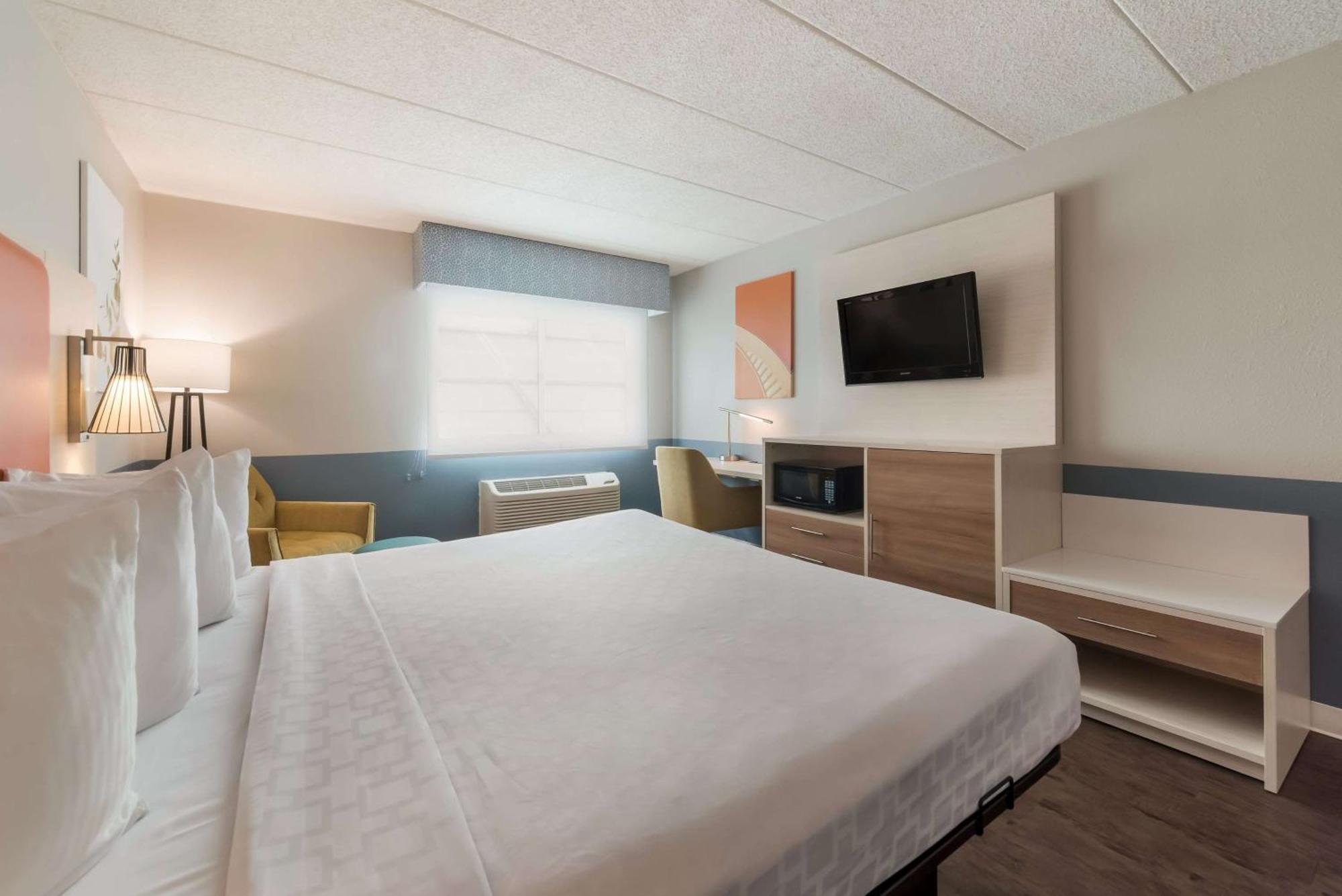 Baymont By Wyndham Westampton Hotel Exterior photo