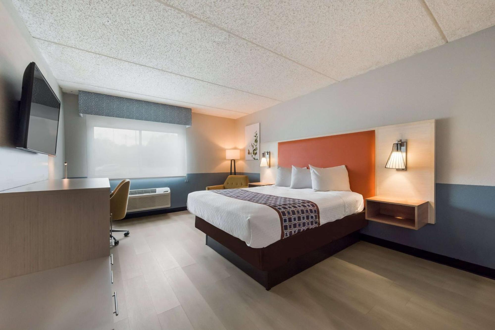 Baymont By Wyndham Westampton Hotel Exterior photo