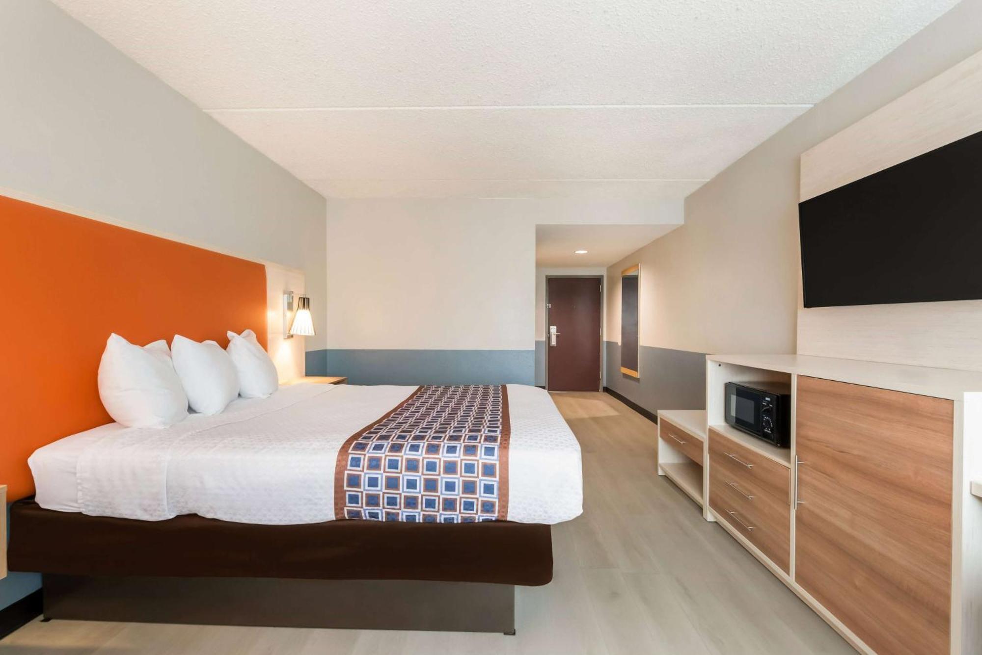 Baymont By Wyndham Westampton Hotel Exterior photo