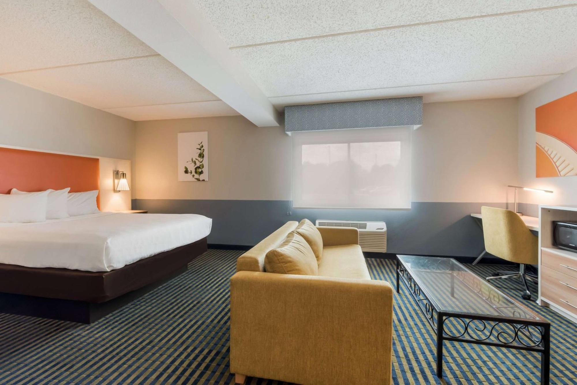 Baymont By Wyndham Westampton Hotel Exterior photo