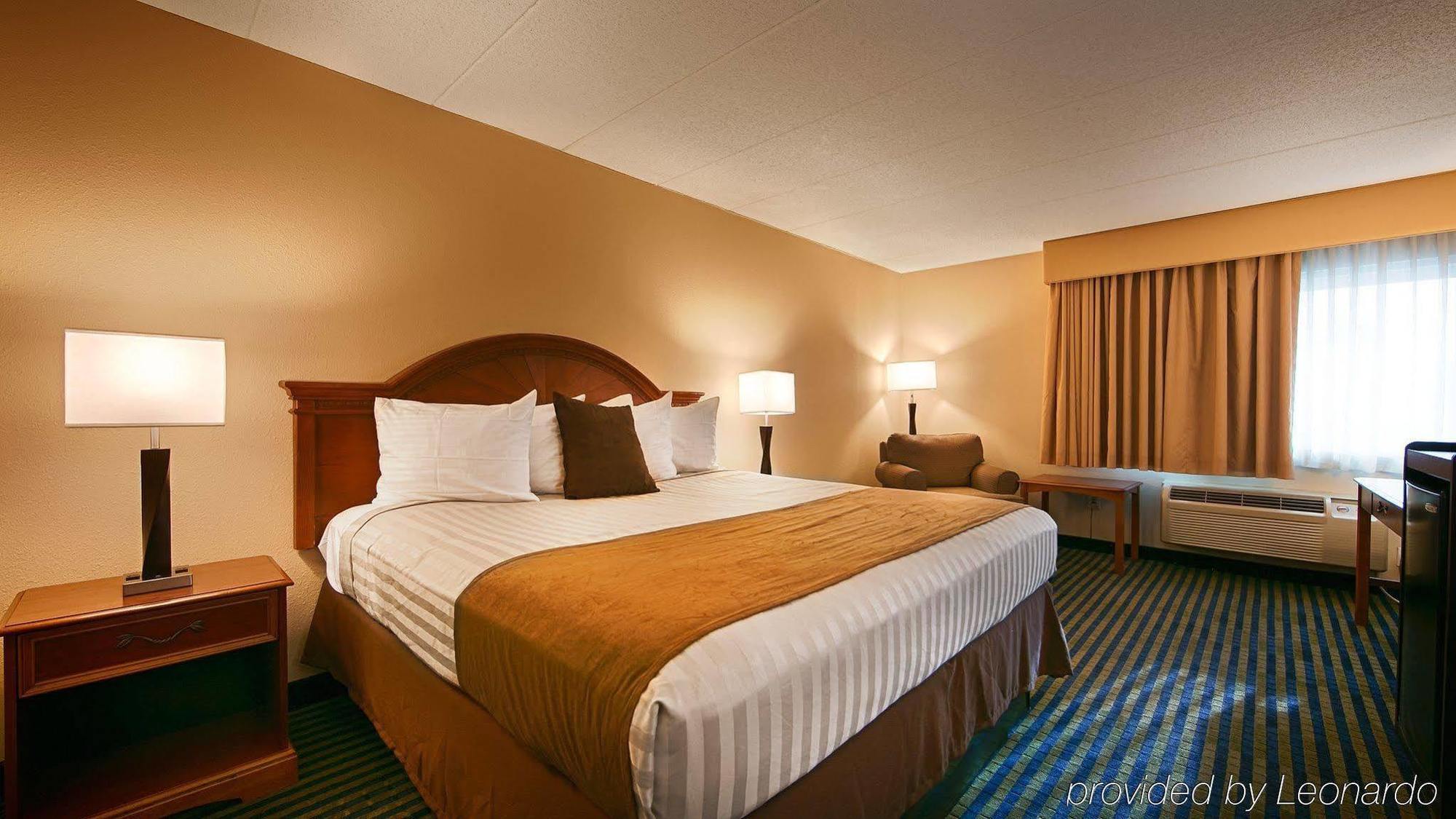 Baymont By Wyndham Westampton Hotel Exterior photo